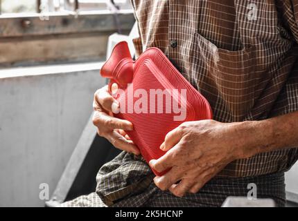 Älterer Mann aus Asien, der an Bauchschmerzen leidet. Verursacht durch Magenschmerzen, Enteritis, Colitis, Appendizitis, Hepatitis, Pankreatitis, Lebensmittelvergiftung usw. Stockfoto