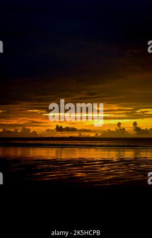 Magische Szene des Sonnenuntergangs am Strand von Chaung Tha. Wolkiger Himmel. Goldene Stunde am Meer. Stockfoto