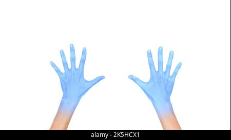 Zwei geöffnete Hände mit hellblauer Farbe des asiatischen jungen Mannes. Konzept der kalten und unbeholfenen Hand. Stockfoto