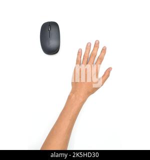 Drahtlose schwarze Maus und Hand des asiatischen jungen Mannes. Konzept des Maushandsyndroms. Stockfoto