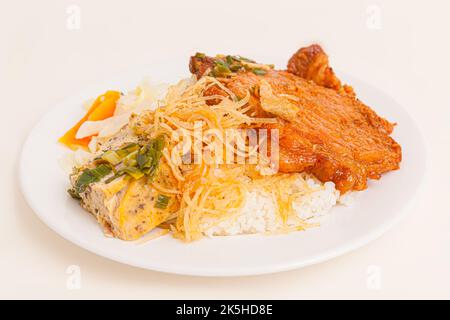 Com Tam. Gebrochener Reis mit gegrillten Schweinebrippen, Eierkuchen, vietnamesisches Essen isoliert auf weißem Hintergrund, Nahaufnahme Stockfoto