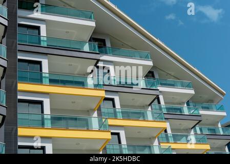 Teil einer modernen Wohnwohnung außerhalb eines Mehrfamilienhauses. Detail eines neuen Luxushauses und Wohnkomplexes. Fragment des städtischen realen Estes Stockfoto