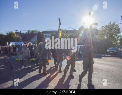 Während der Beerdigung des Oberstleutnants Valery Matviychuk führt eine Trauerprozession durch die Straßen der Stadt Sambir. Oberstleutnant Walerij Matwiytschuk, 58 Jahre alt, aus Sambor, starb im Osten der Ukraine während einer Kampfmission, die die Ukraine vor der russischen Militärinvierung verteidigte. Er war Militärangehöriger der 103. separaten Brigade der Territorialen Verteidigungskräfte der Streitkräfte der Ukraine. Stockfoto