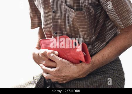 Älterer Mann aus Asien, der an Bauchschmerzen leidet. Verursacht durch Magenschmerzen, Enteritis, Colitis, Appendizitis, Hepatitis, Pankreatitis, Lebensmittelvergiftung usw. Stockfoto