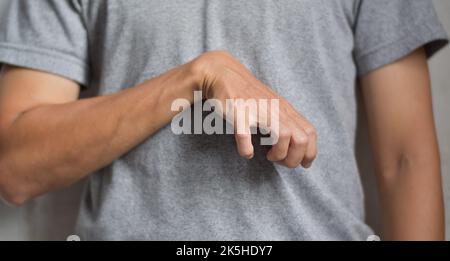 Volkmann Kontraktur im linken oberen Extremitätenglied des jungen südostasiatischen Mannes. Es ist eine dauerhafte Verkürzung der Unterarmmuskulatur, die zu einem klawähnlichen Po führt Stockfoto