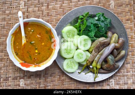 Traditionelle burmesische oder burmesische Fischkonserven wie Sauce, Ngapi Yay und frisch gekochtes Gemüse. Stockfoto