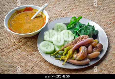 Traditionelle burmesische oder burmesische Fischkonserven wie Sauce, Ngapi Yay und frisch gekochtes Gemüse. Stockfoto