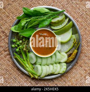 Traditionelle burmesische oder burmesische Fischkonserven wie Sauce, Ngapi Yay und frisch gekochtes Gemüse. Stockfoto