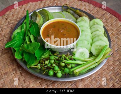 Traditionelle burmesische oder burmesische Fischkonserven wie Sauce, Ngapi Yay und frisch gekochtes Gemüse. Stockfoto