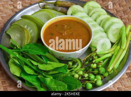 Traditionelle burmesische oder burmesische Fischkonserven wie Sauce, Ngapi Yay und frisch gekochtes Gemüse. Stockfoto