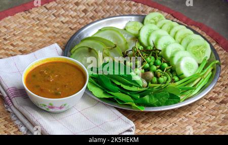 Traditionelle burmesische oder burmesische Fischkonserven wie Sauce, Ngapi Yay und frisch gekochtes Gemüse. Stockfoto