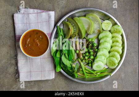Traditionelle burmesische oder burmesische Fischkonserven wie Sauce, Ngapi Yay und frisch gekochtes Gemüse. Stockfoto