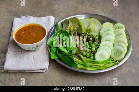 Traditionelle burmesische oder burmesische Fischkonserven wie Sauce, Ngapi Yay und frisch gekochtes Gemüse. Stockfoto
