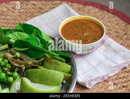 Traditionelle burmesische oder burmesische Fischkonserven wie Sauce, Ngapi Yay und frisch gekochtes Gemüse. Stockfoto