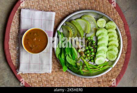 Traditionelle burmesische oder burmesische Fischkonserven wie Sauce, Ngapi Yay und frisch gekochtes Gemüse. Stockfoto