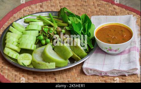Traditionelle burmesische oder burmesische Fischkonserven wie Sauce, Ngapi Yay und frisch gekochtes Gemüse. Stockfoto
