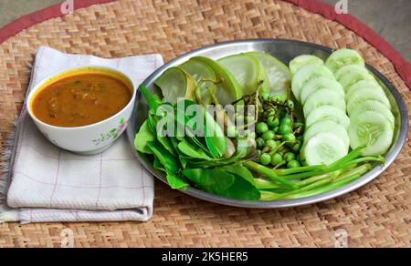 Traditionelle burmesische oder burmesische Fischkonserven wie Sauce, Ngapi Yay und frisch gekochtes Gemüse. Stockfoto