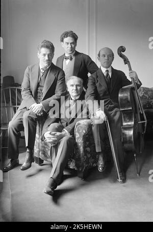 Das Foto zeigt den Pianisten Harold Victor Bauer (1873-1951), den Geiger Friedrich 'Fritz' Kreisler (1875-1962), den Komponisten und Dirigenten Walter Johannes Damrosch (1862-1950) und Pablo Casals (1876-1973). 1904 Cellist Pablo Casals, Geiger Fritz Kreisler, Pianist Harold Bauer und Dirigent Walter Damrosch. ' Stockfoto