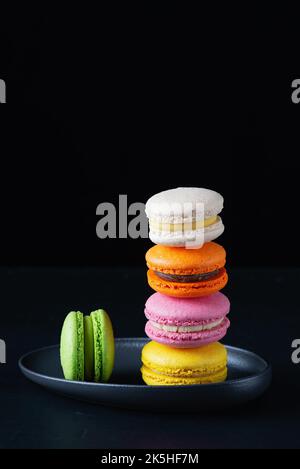 Bunte Macarons Kuchen. Kleine französische Kuchen. Süße und farbenfrohe französische Makronen Stockfoto