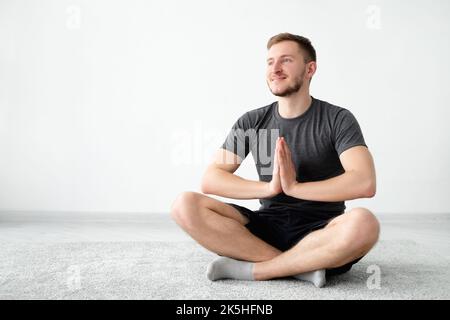 Balance Yoga glücklich Mann Heimmeditation friedlich Stockfoto