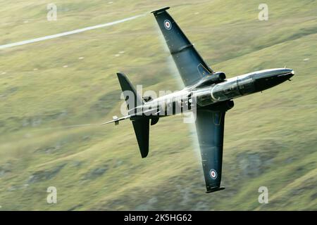 BAE Hawk Jet Trainer fliegt tief über Wales Stockfoto