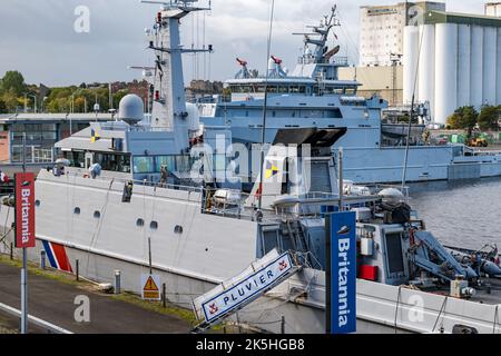 Das französische Kriegsschiff Rhone und das Patrouillenschiff Pluvier vertäuten im Hafen von Leith, Edinburgh, Schottland, Großbritannien Stockfoto