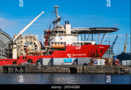 Rohrverlegungsschiff Apache II mit Hubschrauberplattform, Technip Engineering and construction, Leith Harbour, Edinburgh, Schottland, UK Stockfoto