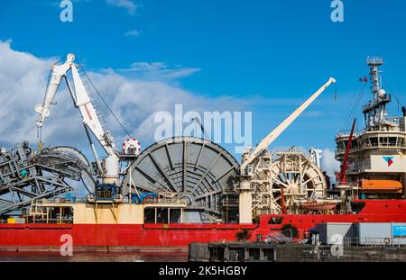 Rohrverlegungsschiff Apache II mit Hubschrauberplattform, Technip Engineering and construction, Leith Harbour, Edinburgh, Schottland, UK Stockfoto