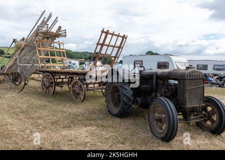 Ilminster.Somerset.Vereinigtes Königreich.August 21. 2022.Ein grüner Standard Fordson aus der Ära des Zweiten Weltkriegs ist auf einer Yesterdays Farming-Veranstaltung zu sehen Stockfoto