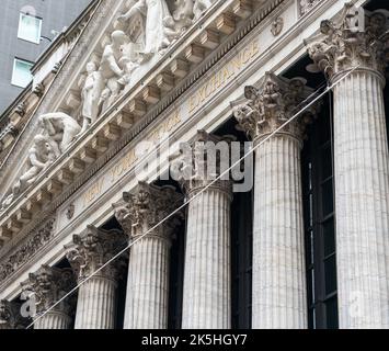 Säulen und Inschrift unter dem Flachrelief an der Fassade der New Yorker Börse an der Wall Street Stockfoto