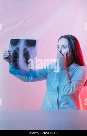 Diagnostische Radiologie erschreckte Arzt Brust Röntgen Stockfoto
