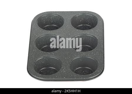 6-Loch Muffin Form für die Herstellung von hausgemachten Muffins. Weißer Hintergrund, Kopierbereich. Stockfoto