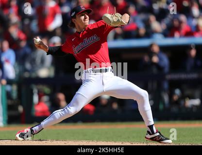 Cleveland, Usa. 08. Oktober 2022. Cleveland Guardians Entlastungskrug James Karinchak wirft am Samstag, den 8. Oktober 2022, im Progressive Field in Cleveland, Ohio, in einem American League Wild Card-Spiel gegen die Tampa Bay Rays das siebte Inning. Foto von Aaron Josefczyk/UPI. Kredit: UPI/Alamy Live Nachrichten Stockfoto