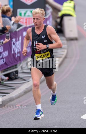 Kieran Walker beim TCS London Marathon 2022 Elite Männer Straßenrennen in Tower Hill, City of London, Großbritannien. Stockfoto