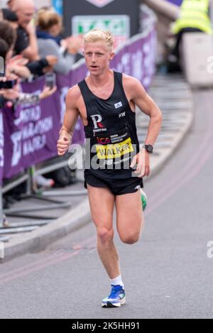 Kieran Walker beim TCS London Marathon 2022 Elite Männer Straßenrennen in Tower Hill, City of London, Großbritannien. Stockfoto