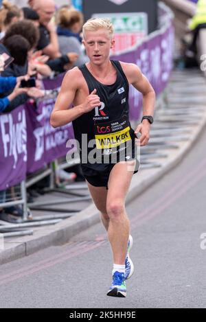 Kieran Walker beim TCS London Marathon 2022 Elite Männer Straßenrennen in Tower Hill, City of London, Großbritannien. Stockfoto