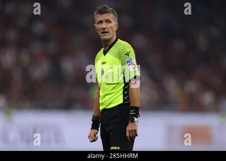 Mailand, Italien, 8.. Oktober 2022. Der Schiedsrichter Daniele Orsato schaut während des Serie-A-Spiels bei Giuseppe Meazza, Mailand, vorbei. Bildnachweis sollte lauten: Jonathan Moscrop / Sportimage Stockfoto