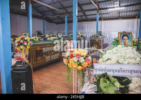 Nong Bua Lamphu, Thailand. 7. Oktober 2022. Die Beerdigung des Verstorbenen aus dem Massaker findet im Tempel Si Uthai statt. Die Nachwirkungen eines Kanonen- und Messerangriffs eines ehemaligen Polizisten, der in einer Baumschule im Bezirk Na Klang in der Provinz Nong Bua Lamphu im Nordosten Thailands begann. Dieses Massaker endete mit 38 Toten, darunter 24 Kinder. Der Mörder wurde als der ehemalige Polizeibeamte Panya Khamrab identifiziert, der später in seinem Haus Selbstmord beging, nachdem er seine Frau, seinen Sohn und zwei andere Verwandte am selben Tag getötet hatte. (Bild: © Varuth Pongsapipatt/SOPA Bilder via ZUMA Press Wir Stockfoto