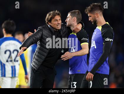 Antonio Conte, Manager von Tottenham Hotspur, und Ben Davies feiern nach dem letzten Pfiff des Premier League-Spiels im Amex Stadium in Brighton. Bilddatum: Samstag, 8. Oktober 2022. Stockfoto