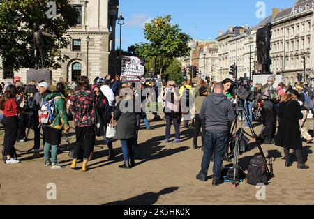 London, Großbritannien. 8. Oktober 2022. Tausende von Menschen versammeln sich in Westminster, um eine Protestkette um die Parlamentsgebäude zu bilden, um Wikileaks-Gründer Julian Assange und Press Freedom zu unterstützen. Demonstranten, die die Freilassung von Assange aus dem Londoner Belmarsh Gefängnis fordern und sich gegen seine Auslieferung an die Vereinigten Staaten von Amerika stellen. Kredit: Aldercy Carling/ Alamy Live Nachrichten Stockfoto