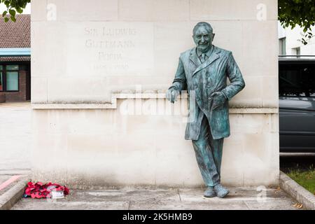 AYLESBURY, Großbritannien - 04. Juli 2021. Bronzestatue von Professor Sir Ludwig Guttmann CBE, Gründer der Stoke Mandeville Games, die sich zum Paralym entwickelten Stockfoto