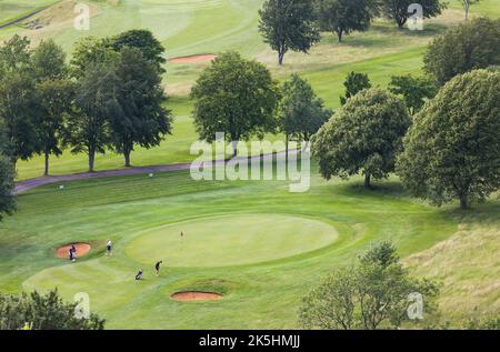 BUCKINGHAMSHIRE, Großbritannien - 07. Juli 2021. Golfer, eine Gruppe von Männern, die auf einem Golfplatz in englischer Landschaft Golf spielen Stockfoto