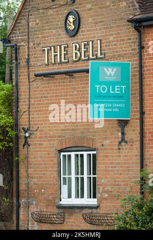 AYLESBURY, Großbritannien - 09. Juli 2021. Außerhalb eines geschlossenen englischen Pubs mit einem Schild zum Mieten. Geschlossene oder bankrotte Geschäftskonzept Stockfoto