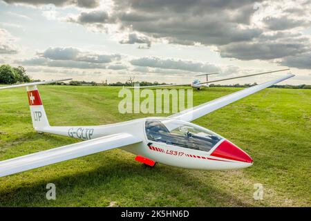 BUCKINGHAMSHIRE, Großbritannien - 24. August 2021. Gleitschirm auf einem Grasflugplatz geparkt. Segelflugzeuge oder Segelflugzeuge. Stockfoto