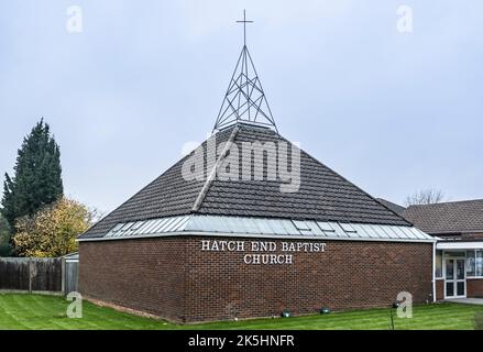 LONDON, Großbritannien - 24. November 2021. Außenansicht der Hatch End Baptist Church, ein Beispiel für die moderne britische funktionale Architektur. Stockfoto