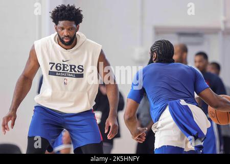 Wilmington, DE, USA. 8. Oktober 2022. Philadelphia 76ers Center JOEL EMBIID (21) verteidigt während des jährlichen Blue and White Scrimmage-Spiels 76ers am Samstag, den 08. Oktober 2022, im Chase Fieldhouse in Wilmington, DE (Bildnachweis: © Saquan Stimpson/ZUMA Press Wire) Bildnachweis: ZUMA Press, Inc./Alamy Live News Stockfoto