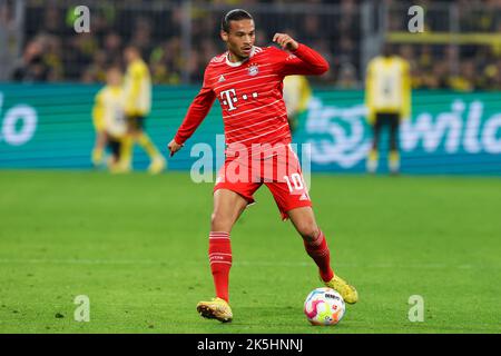 DORTMUND, DEUTSCHLAND - OKTOBER 8: Leroy Sane vom FC Bayern München läuft am 1 mit dem Ball. Bundesliga-Spiel zwischen Borussia Dortmund und FC Bayern München im Signal Iduna Park am 8. Oktober 2022 in Dortmund (Foto: Marcel ter Bals/Orange Picles) Stockfoto