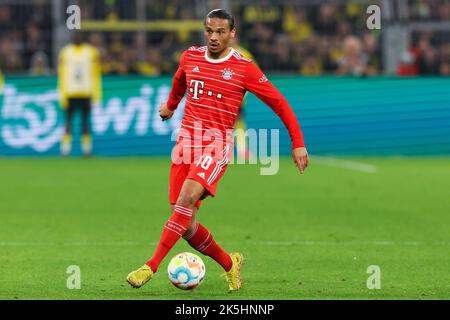 DORTMUND, DEUTSCHLAND - OKTOBER 8: Leroy Sane vom FC Bayern München läuft am 1 mit dem Ball. Bundesliga-Spiel zwischen Borussia Dortmund und FC Bayern München im Signal Iduna Park am 8. Oktober 2022 in Dortmund (Foto: Marcel ter Bals/Orange Picles) Stockfoto