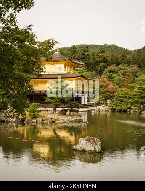 Der Goldene Tempel, Kinkaku-ji, in Kyoto, Japan. Stockfoto