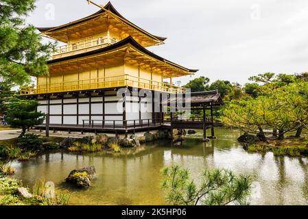 Der Goldene Tempel, Kinkaku-ji, in Kyoto, Japan. Stockfoto